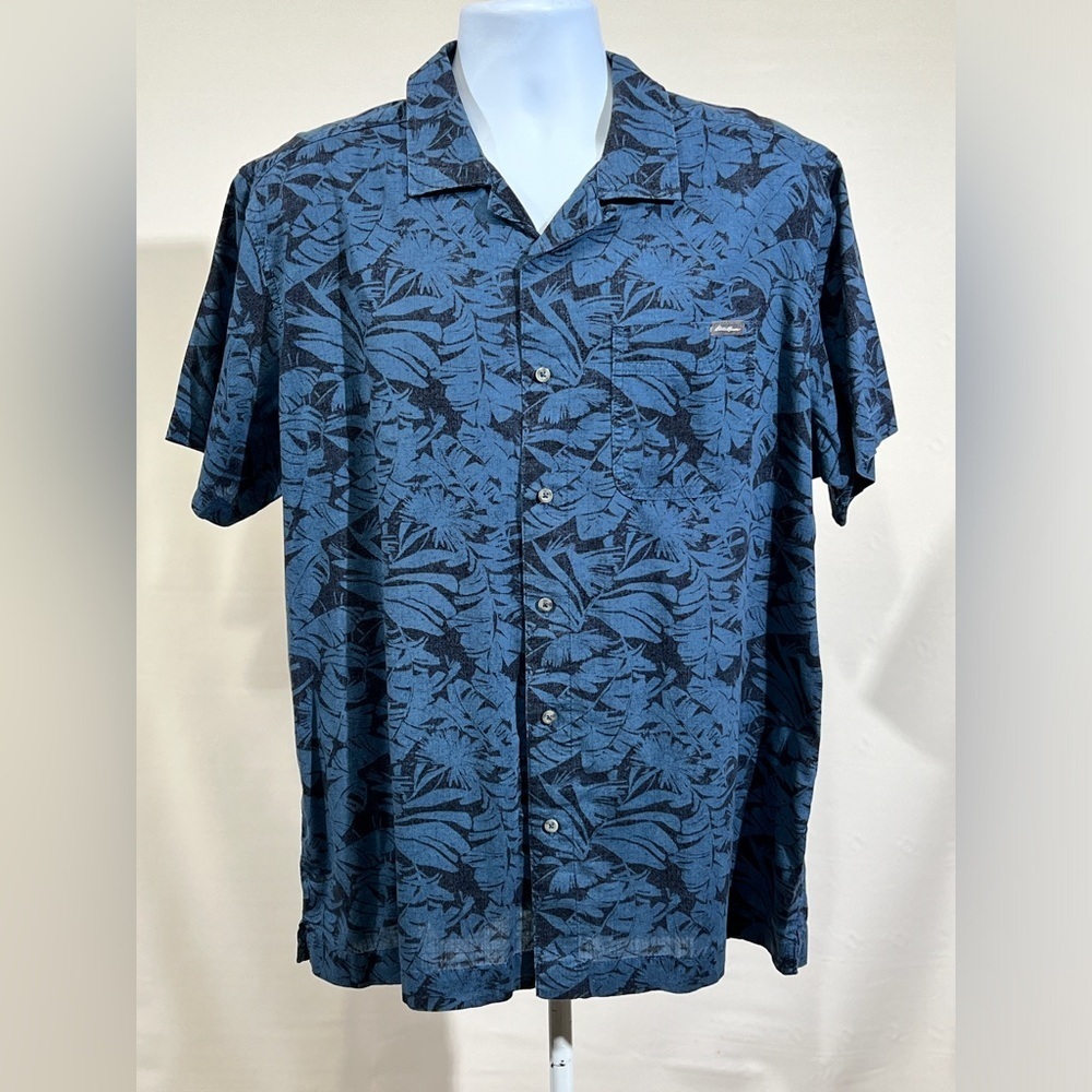 EDDIE BAUER Men’s blue tropical print shirt size L.